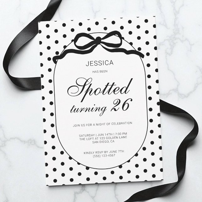 Prickig svart rosett prickig vid 26-årsdagen inbjudningar (Polka Dot Black Bow Spotted Turning 26th Birthday Invitation)