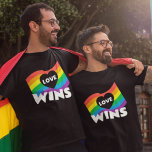 Pride Kärlek vinner HBT Rainbow Flagga Heart T Shirt<br><div class="desc">Pride Kärlek vinner HBT Rainbow Flagga Heart. Pride med Kärlek inuti en hjärtformssnitt i en regnbåge och vinn i stor vit typografi under flagga.</div>