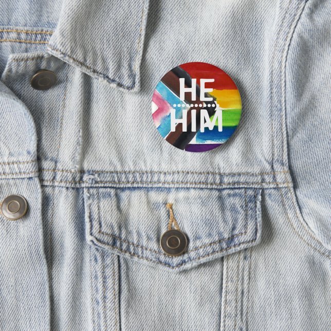 PRIDE PRONOUN HE/HIM BADGE-knapp Knapp (In Situ)