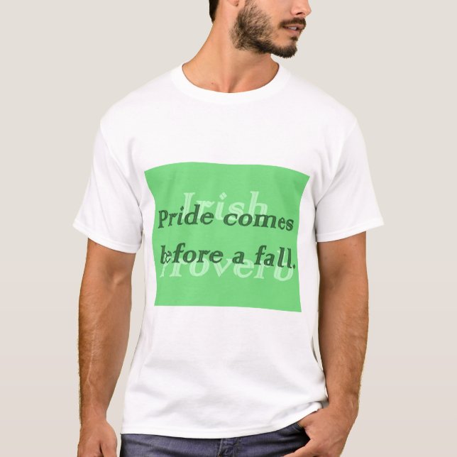 Pridet kommer före ett fall - irländskt ordspråk t shirt (Framsida)