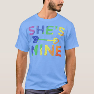 Pridet lesbisk par delar min matchande LGB T Shirt