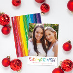 Pridet LGTBQ  Photo Colorful Rainbow Peace Kärlek Julkort<br><div class="desc">Det här fotokortet för det festliga helgdag har en färgstark regnbåge hälsning som säger "fred kärlek & pride". Kortets baksida har samma färgstarka regnbågsbakgrund. Den här designen rymmer ett foto och fungerar bra i färg eller svart och vitt. Tips! Du kan lägga till ytterligare ett foto eller mer text på...</div>