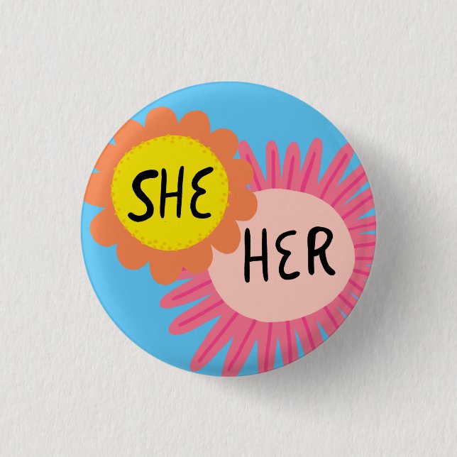 PRIDET SHE/HER Pronouns Flowers Handletted Knapp (Framsida)