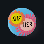 PRIDET SHE/HER Pronouns Flowers Handletted Knapp<br><div class="desc">Anpassa med den här coolan. Gör en underbar gåva! Du kan anpassa den och även lägga till text. Kolla min butik för mycket mer färg och mönster! Säg till om du vill ha nåt anpassningsbar också.</div>