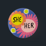 PRIDET SHE/HER Pronouns Flowers Handletted Knapp<br><div class="desc">Anpassa med den här coolan. Gör en underbar gåva! Du kan anpassa den och även lägga till text. Kolla min butik för mycket mer färg och mönster! Säg till om du vill ha nåt anpassningsbar också.</div>