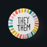 PRIDET "THEY"/"THEM Pronounouns Rainbow Handletter Knapp<br><div class="desc">Anpassa med den här coolan. Gör en underbar gåva! Du kan anpassa den,  ändra färgen i bakgrunden och även lägga till text. Kolla min butik för mycket mer färg och mönster! Säg till om du vill ha nåt anpassningsbar också.</div>