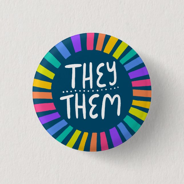 PRIDET "THEY"/"THEM Pronounouns Rainbow Handletter Knapp (Framsida)