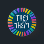 PRIDET "THEY"/"THEM Pronounouns Rainbow Handletter Knapp<br><div class="desc">Anpassa med den här coolan. Gör en underbar gåva! Du kan anpassa den,  ändra färgen i bakgrunden och även lägga till text. Kolla min butik för mycket mer färg och mönster! Säg till om du vill ha nåt anpassningsbar också.</div>