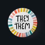 PRIDET "THEY"/"THEM Pronounouns Rainbow Handletter Knapp<br><div class="desc">Anpassa med den här coolan. Gör en underbar gåva! Du kan anpassa den,  ändra färgen i bakgrunden och även lägga till text. Kolla min butik för mycket mer färg och mönster! Säg till om du vill ha nåt anpassningsbar också.</div>