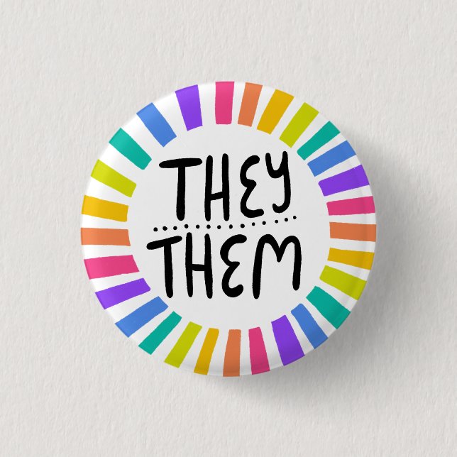 PRIDET "THEY"/"THEM Pronounouns Rainbow Handletter Knapp (Framsida)