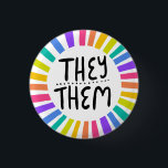 PRIDET "THEY"/"THEM Pronounouns Rainbow Handletter Knapp<br><div class="desc">Anpassa med den här coolan. Gör en underbar gåva! Du kan anpassa den,  ändra färgen i bakgrunden och även lägga till text. Kolla min butik för mycket mer färg och mönster! Säg till om du vill ha nåt anpassningsbar också.</div>