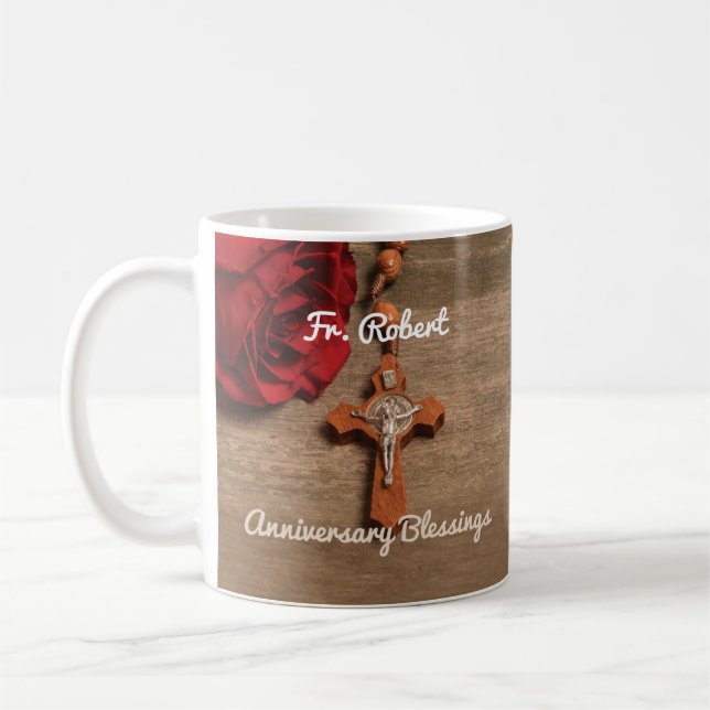 Priest Ordination-årsdagen Röd ros och Rosary Kaffemugg (Vänster)