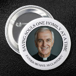 PRIESTHOOD PHOTO ENMPLE BLACK AND WHITE KNAPP<br><div class="desc">Perfekten för Priesthood Söndag, koalitionsdagar eller tillfälle som hedrar präster, tjänar detta som en meningsfull symbol för uppskattning och respekt för dem som ägnar sina liv åt att tjäna Kristus och hans kyrka. Den vita bakgrunden ser till att prästen förblir kontaktpunkten och skapar den här stilen ett mångsidigt tillbehör för...</div>