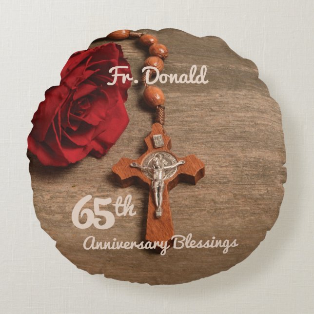 Priests 65e Ordination Årsdag Ro och Rosary Rund Kudde (Framsidan)