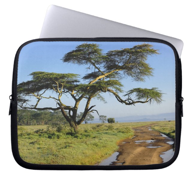 Primitiv grusväg och akacieträd, Lake Nakuru Laptop Sleeve (Framsidan)