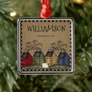 PRIMITIV SALTBOX HOUSE FAMILY NAMN RUSTIC JULGRANSPRYDNAD METALL
