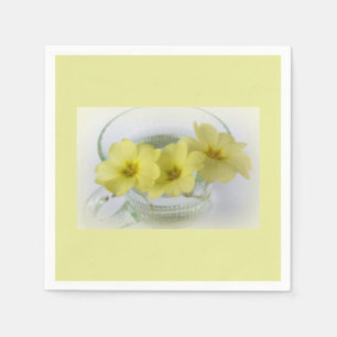 primrose i kaffe kopp pappersservett