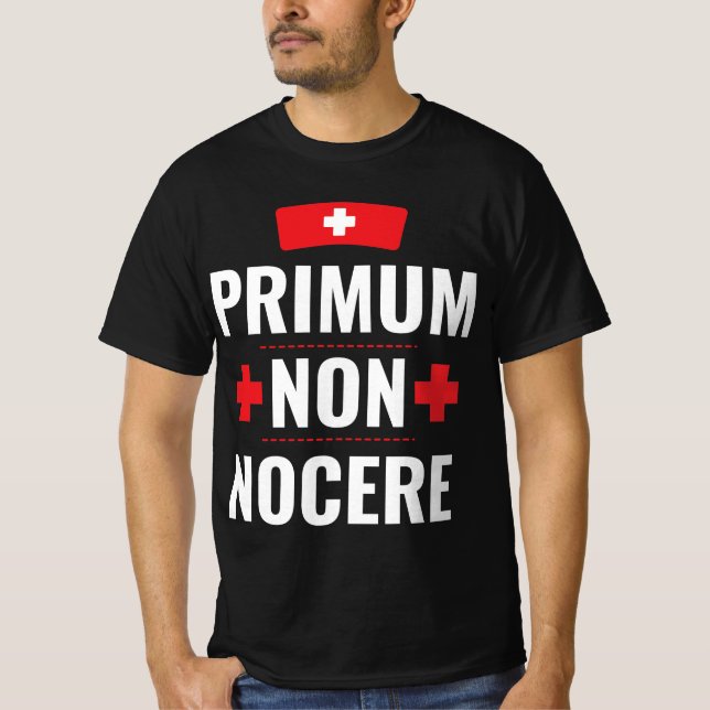 primum non nocere Latin Nurse Doctor quote gift T Shirt (Framsida)