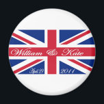 Prince William och Kate Magnet<br><div class="desc">*DENNA SPECIELLA ETT-AV-ETT-AV-TYP-ROYAL BRÖLLOP ÄR EN DEL AV EN BEGRÄNSAD EDITION-SERIE. DET FINNS ENDAST 100 TILLGÄNGLIGA I VARJE STIL*-RULLA FÖR FLER UNDERBARA BRÖLLOP-KÖPSAKER!</div>