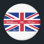 Prince William och Kate Magnet<br><div class="desc">*DENNA SPECIELLA ETT-AV-ETT-AV-TYP-ROYAL BRÖLLOP ÄR EN DEL AV EN BEGRÄNSAD EDITION-SERIE. DET FINNS ENDAST 100 TILLGÄNGLIGA I VARJE STIL*-RULLA FÖR FLER UNDERBARA BRÖLLOP-KÖPSAKER!</div>