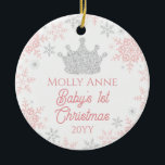 Princess Baby Rosa Glitter 1 jul Julgransprydnad Keramik<br><div class="desc">Den här flicka-dekorationen har en glitterprinsessa krona som accentueras av mjuk rosa och silver glitter snöflingor. Klicka på knappen Anpassa om du vill ha mer flexibilitet genom att lägga till din egen text! Det finns variationer i denna utformning, ytterligare färg och samordnade produkter i vår butik, zazzle.com/store/doodlelulu. Kontakta oss om...</div>