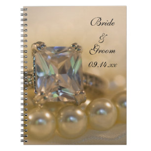 Princess Diamond Ring och White Pearls Bröllop Anteckningsbok Med Spiral