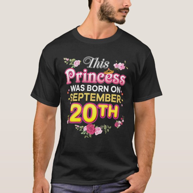 Prinsessan föddes den 20 september 2010 Lycklig T Shirt (Framsida)