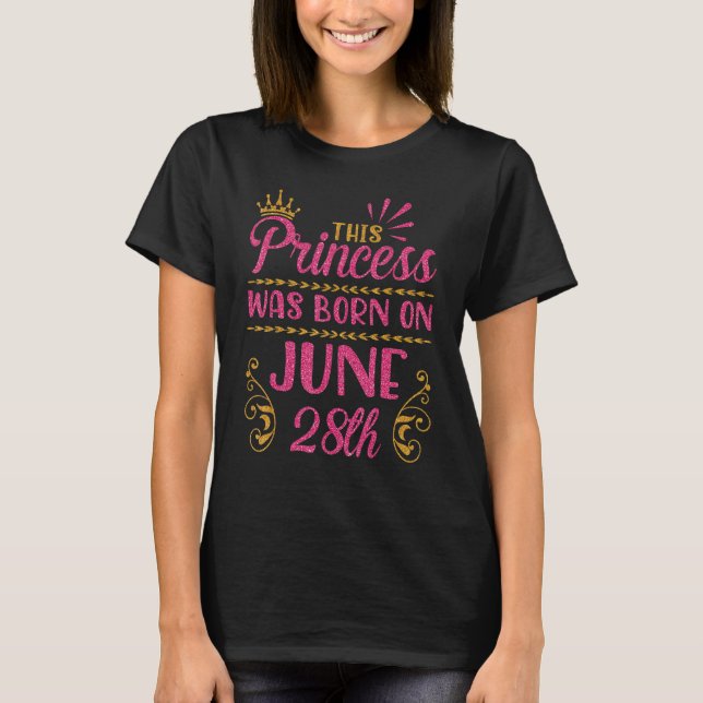 Prinsessan föddes den 28 juni Grattis på födelseda T Shirt (Framsida)