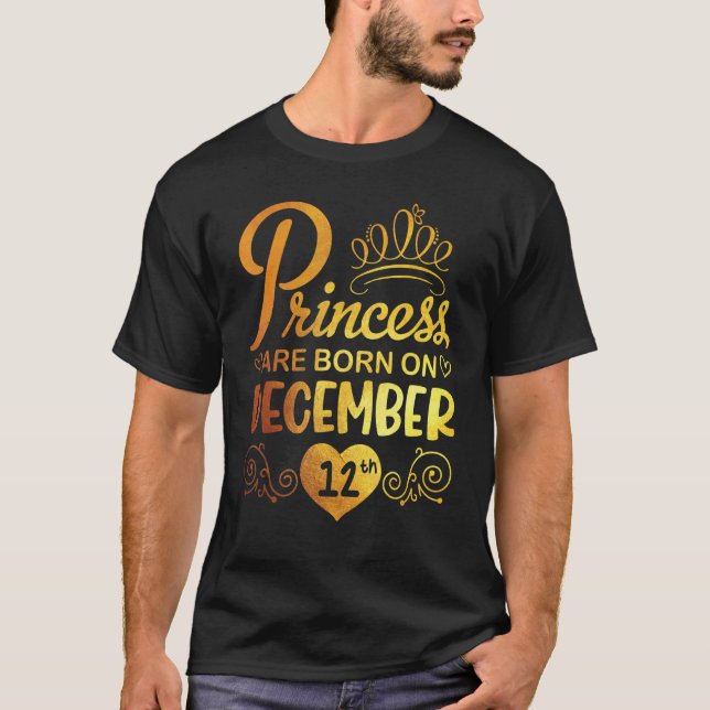 Prinsessan föds den 12 december Lycklig på födelse T Shirt (Framsida)