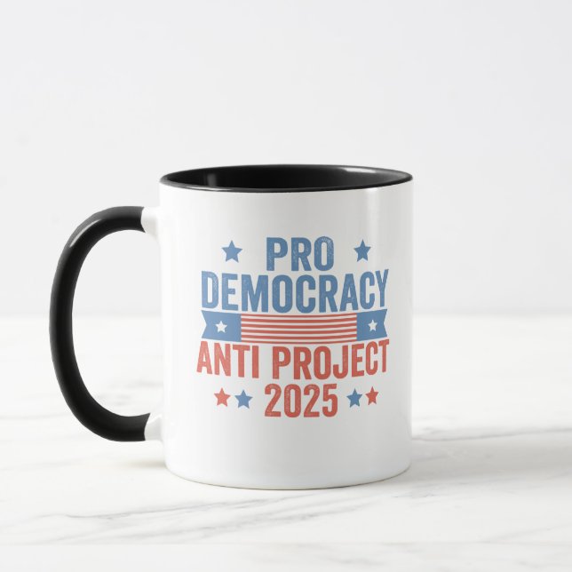 Pro Democracy Anti Project 2025 Republican Trump Mugg (Vänster)