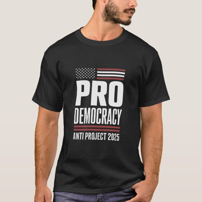 Pro Democracy Anti Project 2025 Trump 2025 T Shirt (Framsida)