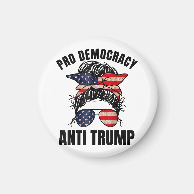 Pro Democracy - Anti Trump Messy Bun American Flag Magnet (Framsidan)