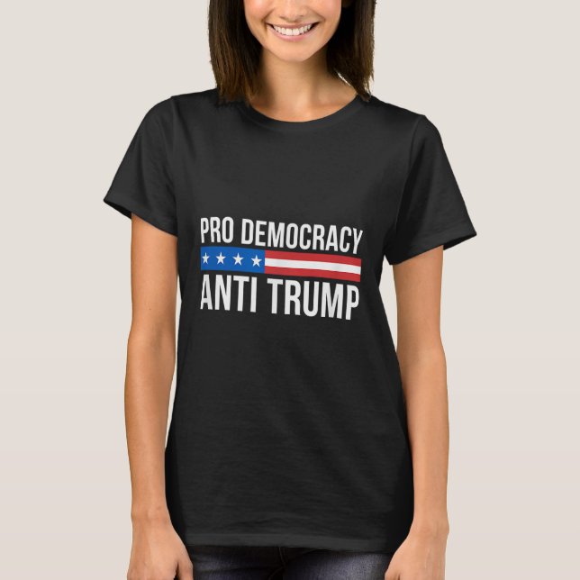 Pro Democracy - Anti Trump - T Shirt (Framsida)