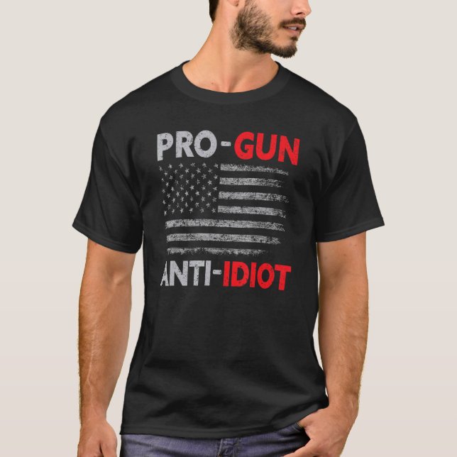 Pro Gun Anti Idiot American Flagga T Shirt (Framsida)