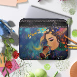 Procent av Ro Laptop Fodral<br><div class="desc">Njut av den här vismska teckningen på laptop sleeve som visar en kvinna med ro på natten när allt blir mörk och blått,  färg kom ut under månljuset. Gör den till din egen och anpassa den med ditt namn. Det kommer att göra en påstående varhelst du än åker.</div>