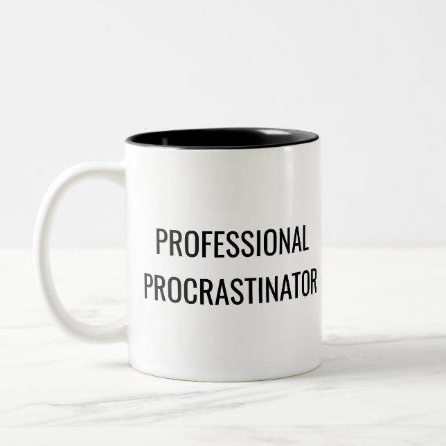 Professional Procrastinator Mug – Work Humor Gift Två-Tonad Mugg (Vänster)