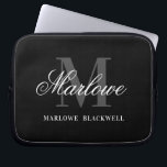 Professionell Black Grått Monogram-skript Laptop Fodral<br><div class="desc">Professionell Snyggt Monogram Black White Grått Script Namn laptop sleeve för ditt nya hemkontor, för administration och professionell, back to school, etc.</div>