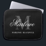 Professionell Black Grått Monogram-skript Laptop Fodral<br><div class="desc">Professionell Snyggt Monogram Black White Grått Script Namn laptop sleeve för ditt nya hemkontor,  för administration och professionell,  back to school,  etc.</div>