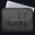Professionell Black Monogram Grått Ditt namn Laptop Fodral<br><div class="desc">Vanliga,  minimalistiska,  moderna utformningar. De är enkla,  attraktiva,  unika.</div>