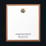 Professionell Branded Anteckningsblock<br><div class="desc">Förbättra din professionell med vårt märkbara rättsliga anteckningsblock. Anteckningsblocket i elegant har ett borstat metallemblem i guld överst, vilket utesluter sofistikering och stil. De nedre tredjedelarna visar ditt namn, företaget namn och titeln i ett rent och professionell sans-serif-teckensnitt. Den vita bakgrunden står vackert i kontrast till den sable-texturerade utskriften ram,...</div>