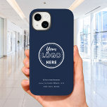 Professionell Branding Minimalist Navy Blue Logoty<br><div class="desc">Professionell Branding Minimalist Navy Blue Logotyp Befordra ditt varumärke på ett subtilt men opraktiskt sätt med ett minimalistiskt telefonfodral för logotyp. Passar olika iPhone-modeller (ange modeller i varianter). Anpassningsbarnas logotyp gör att professionellen trycks på!</div>
