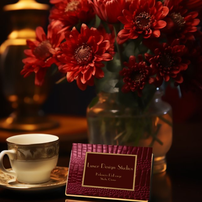 Professionell Burgundy Faux Crokodile Anpassningsb Visitkort (Elegant Faux Crocodile Pattern Business Card in Burgundy)