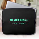 Professionell Enkel modern Neon Teal Black Laptop Fodral<br><div class="desc">Minimalistisk Clean Black Soli Färg-bakgrund och Neon Teal,  modernt typsnitt laptop sleeve. Anpassa för din anpassningsbars använda. Klicka på knappen "Anpassa" om du vill ändra bakgrunden färg,  teckensnittet stilar och teckensnittet färg. Klassisk design | Elegant | Trendig Färg | Snyggt och Mode | Professionell Business Design</div>