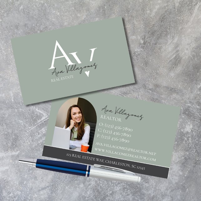 Professionell för Grönt av elegant i Monogram Logo Visitkort (Elegant and professional agent business card that makes a great first impression!)