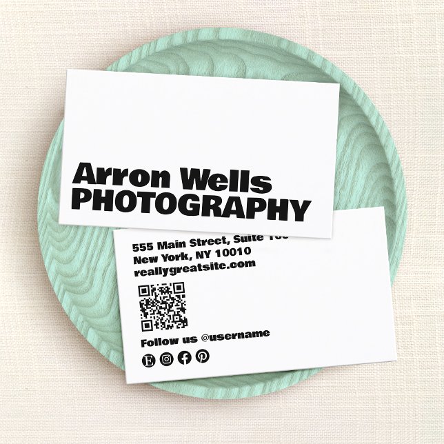 Professionell Modern fetstil QR-kod Visitkort (Bold Typography balc and white business card with QR code and social media icons)