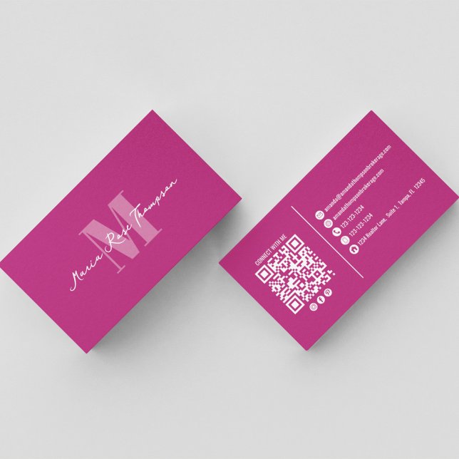 Professionell Modernt Monogram Rosa QR-kod  Visitkort (Pink monogram QR code business card with elegant script name and social media connections.)