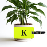 Professionell Neon Chartreuse Gult Monogram Namn Bagagebricka<br><div class="desc">Monogrammad ursprunglig och även personlig information som namn,  adress,  mobilt nummer och e-post som du kan redigera. Designad med tilltalande solid bakgrund i gult färg kan du byta färg om du vill. Coolans resepresentidé för honom eller henne.</div>