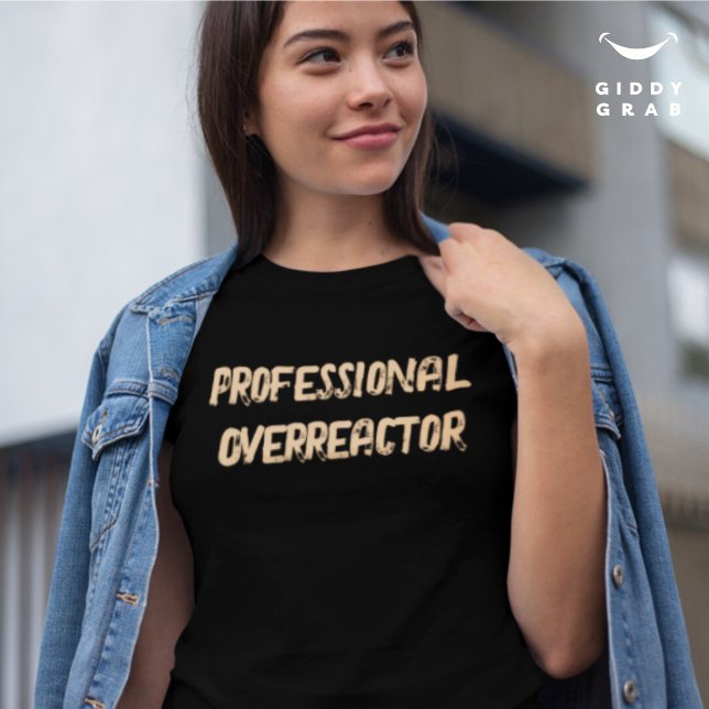 Professionell, överreaktorfunktion, teckencitat t shirt (Skapare uppladdad)