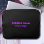 Professionell Simple Modern Neon Lila Black Laptop Fodral<br><div class="desc">Minimalistisk Clean Black Soli Färg-bakgrund och Neon Lila-modernt teckensnitt laptop sleeve. Anpassa för din anpassningsbars använda. Klicka på knappen "Anpassa" om du vill ändra bakgrunden färg,  teckensnittet stilar och teckensnittet färg. Klassisk design | Elegant | Trendig Färg | Snyggt och Mode | Professionell Business Design</div>