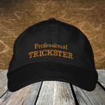 Professionell TRICKSTER-broderad truckerkeps Broderad Keps<br><div class="desc">Hattar med broderade papper: Fun mode baseball cap med texten "Professional TRICKSTER" - humoriserade festhattar,  Secret Santa,  klänning på fest,  nattdräkt/gymnasieelever</div>